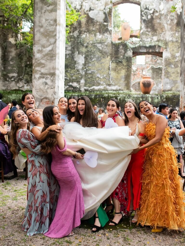 Damas sosteniendo el vestido de la novia