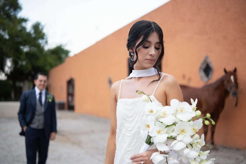 Pareja caminando en la hacienda