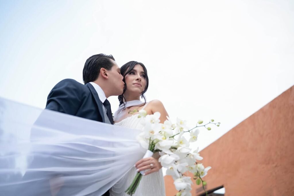 Novio cargando a la novia
