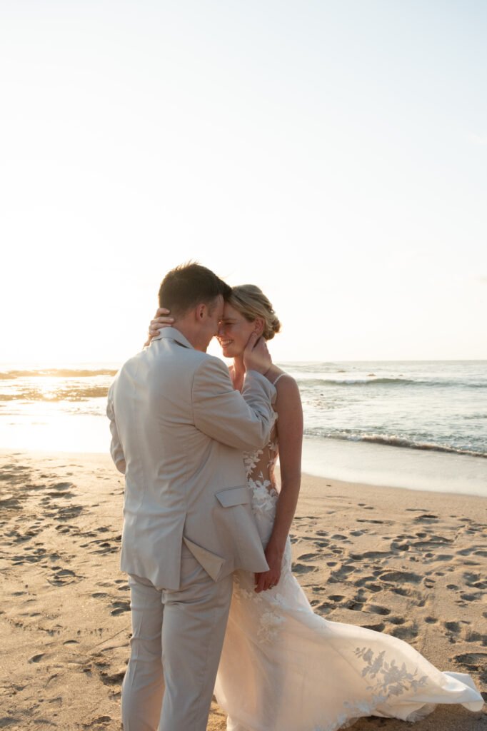 Pareja en la playa al atardecer