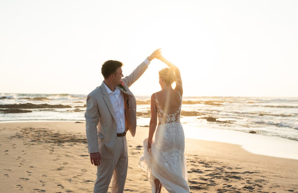 Pareja bailando en la playa
