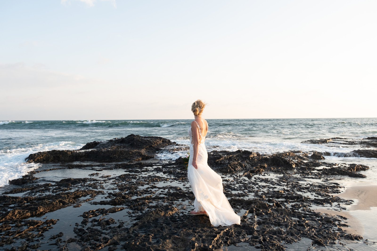 Retrato de novia en la playa con luz y color de fotografía analógica
